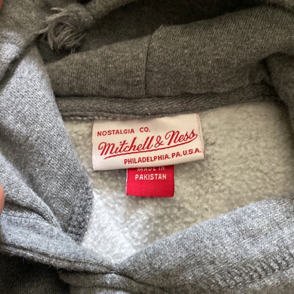 Mitchell and ness Toronto raptors hoodie size L (fits small) - Picture 4 of 4